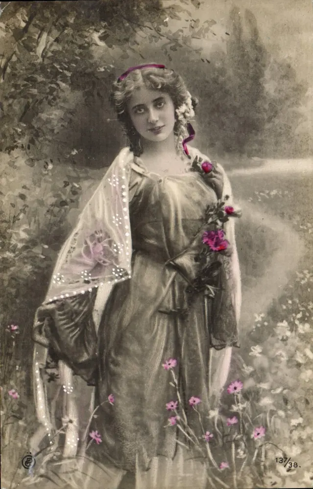 Jeune femme en robe de style romantique — décor floral — série 13/38, éditée par C. B. (ou C. B. & Cie.) - Recto