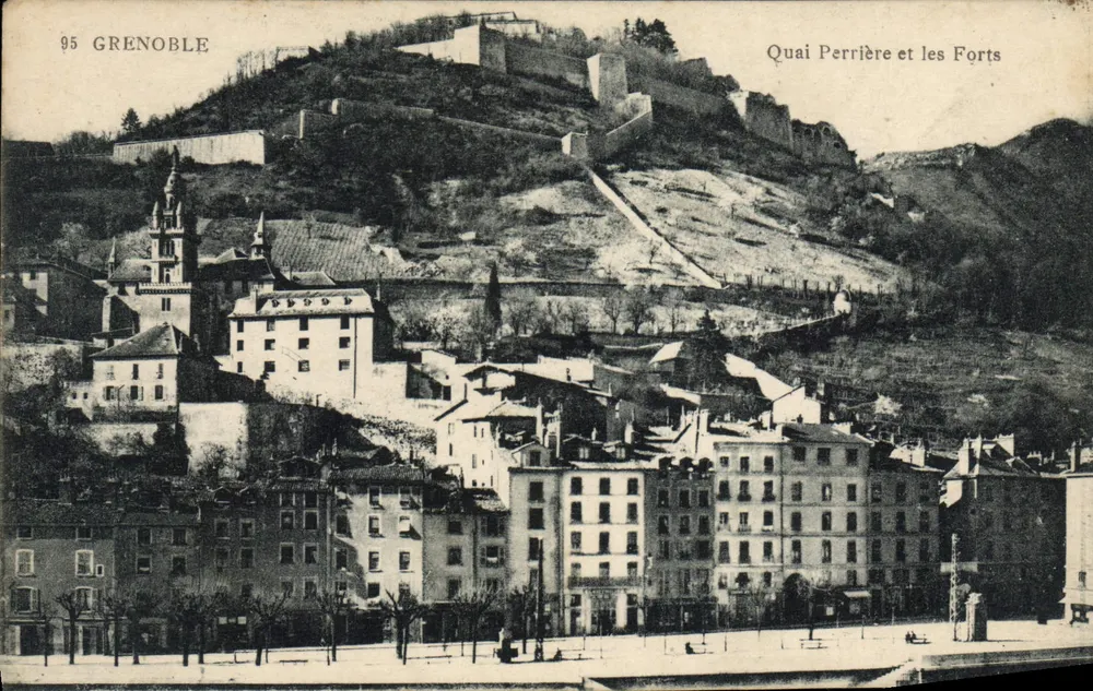 Grenoble — Quai Perrière e os Fortes — P. GAUDE, fot.-edit. - Grenoble - Frente