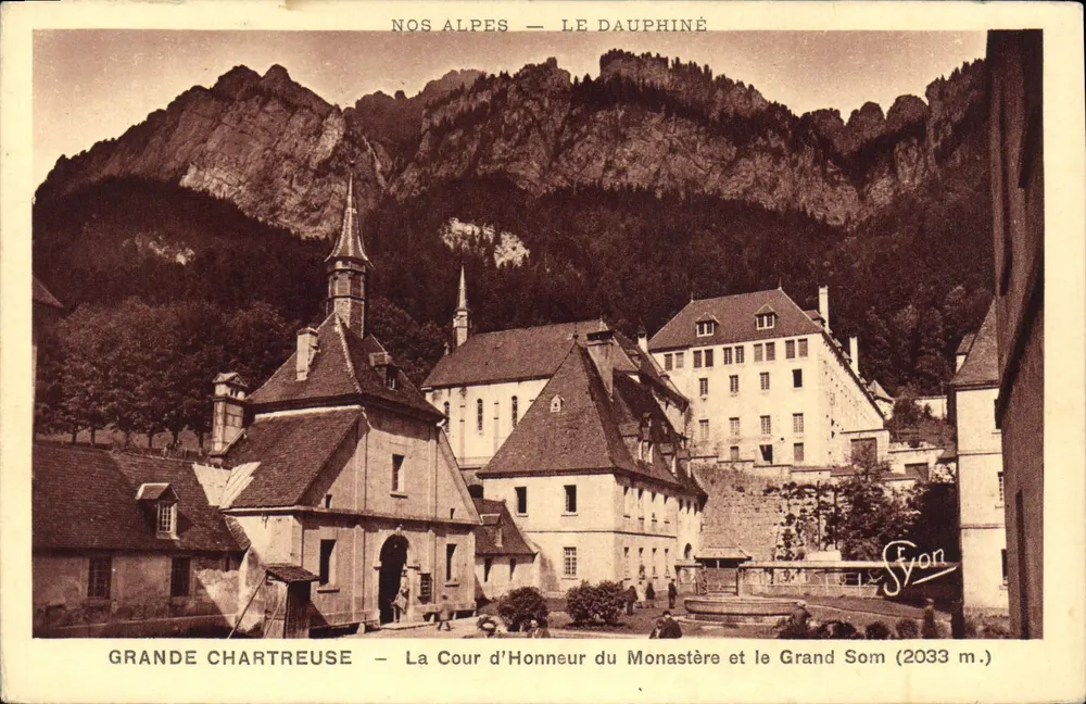 Grande Chartreuse — Der Ehrenhof des Klosters und der Grand Som (2033 m.) — Verlag R. Girard, Grenoble - Vorderseite