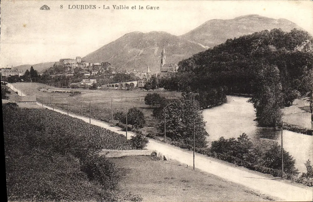 Lourdes - Die Schlucht und der Gaye — Panoramablick mit dem Fluss und der Stadt im Hintergrund - Vorderseite