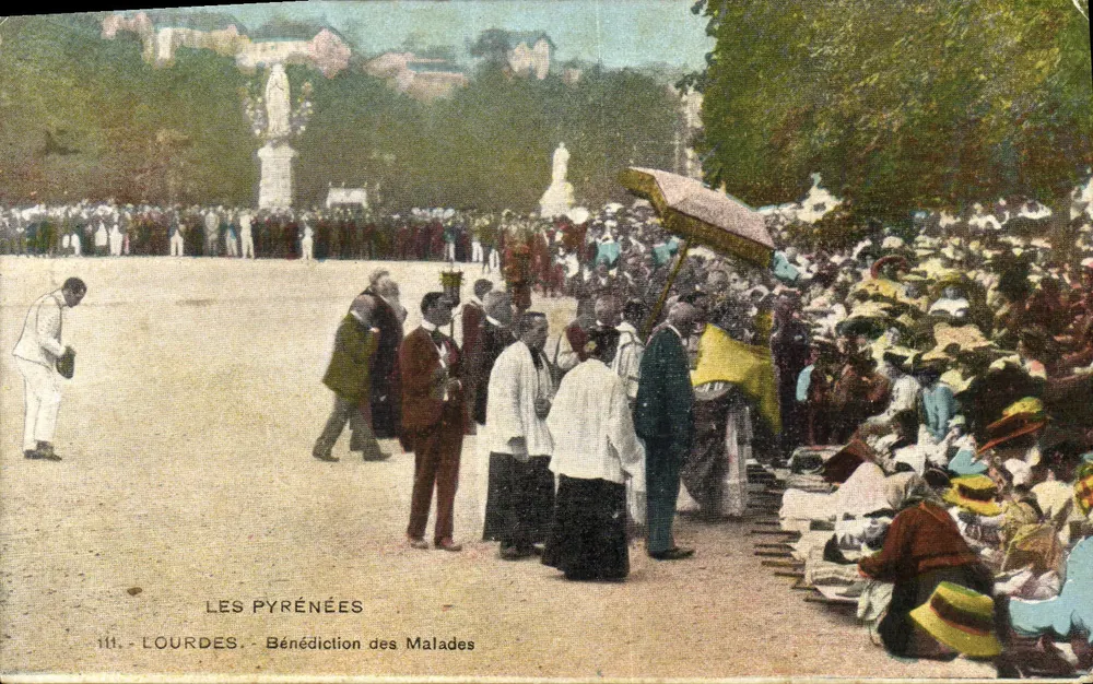 Lourdes — Bênção dos Doentes — Editor Les Pyrénées, n° 111 - Frente