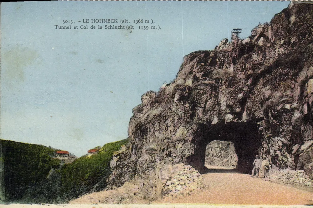 Der Hohneck (Höhe 1366 m.) — Tunnel und Schlucht-Pass (Höhe 1159 m.) — Ansichtskarten "La Cigogae", Straßburg - Vorderseite