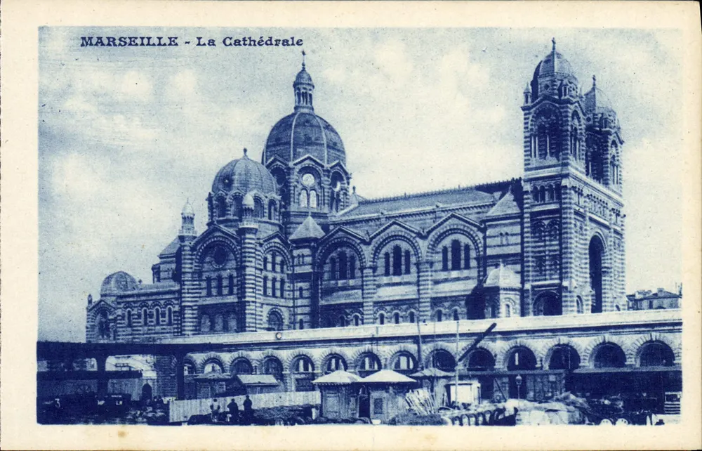 Marseille - A Catedral — vista do edifício com cúpula e torres — editor - Frente