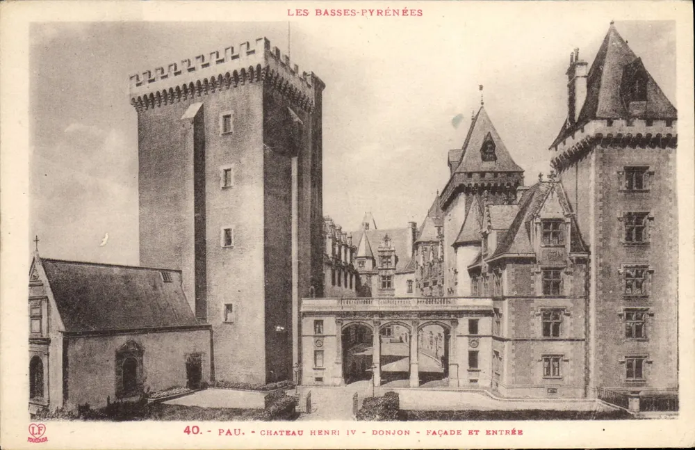 Pau - Schloss Henri IV - Bergfried - Fassade und Eingang — Les Basses-Pyrénées - Vorderseite
