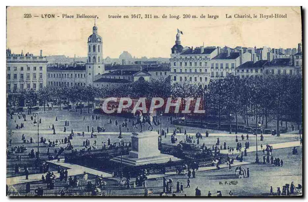 LYON - Praça Bellecour — traçada em 1647, 311 m. de comprimento, 200 m. de largura — A Caridade, o Hotel Royal - Frente