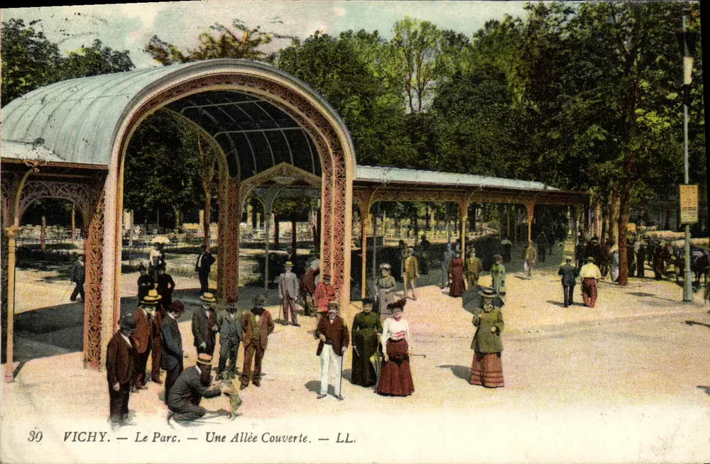 Vichy — Het Park — Een Gedekte Laan — LL. - Voorkant