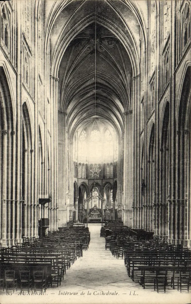 Auxerre — Interior da Catedral — I.L. - Frente