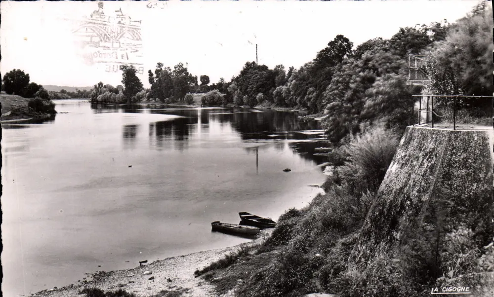 Ufer der Dordogne — Blick mit zwei Booten — Editions 'LA CIGOGNE' n° 33.402.13 - Vorderseite