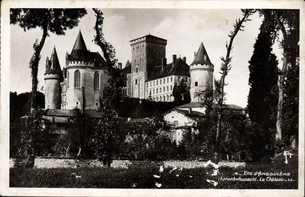 Larocheffoucauld — Le Château — Env. d'Angoulême - Frente