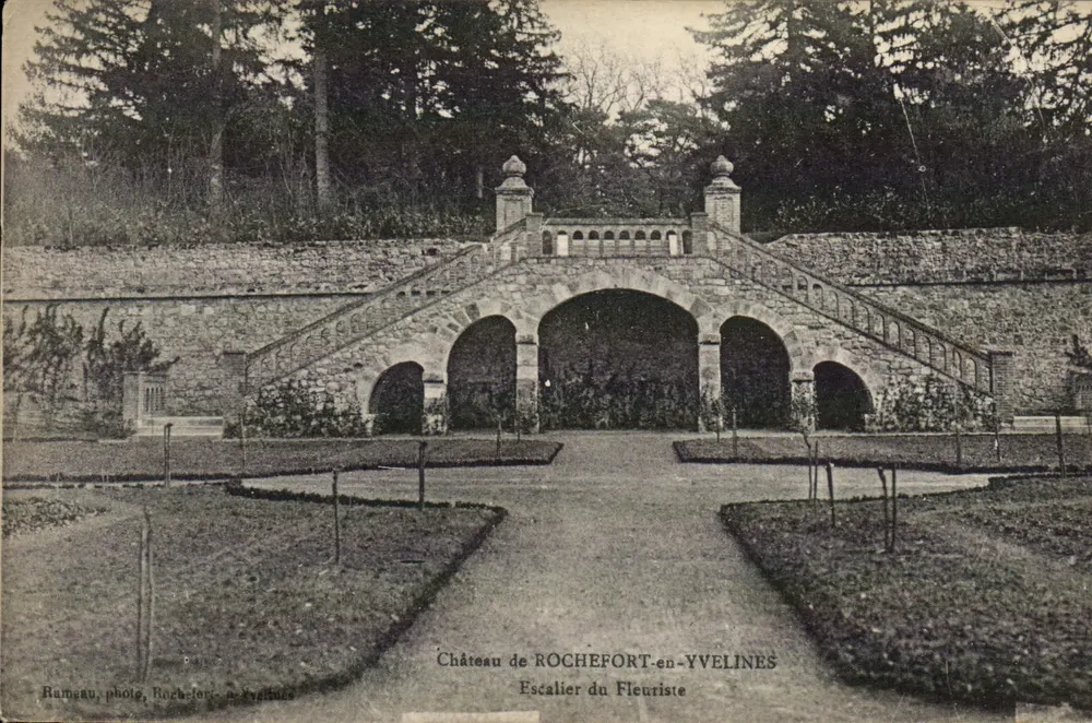 Schloss Rochefort-en-Yvelines — Blumenladen-Treppe — Rameau, Foto, Rochefort-en-Yvelines - Vorderseite
