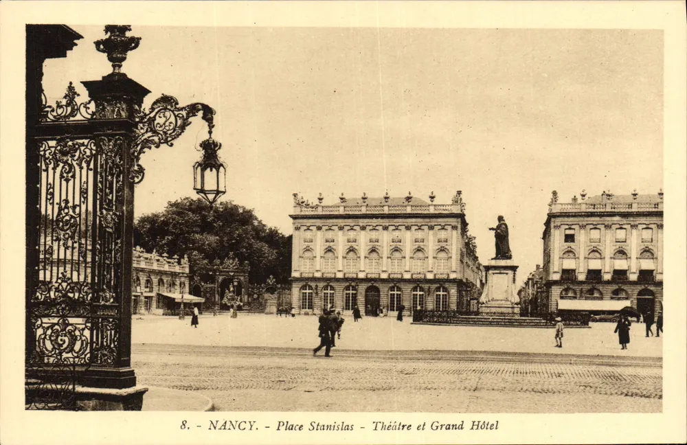 Nancy - Place Stanislas - Theater und Grand Hotel — Maison des Magasins Réunis, n°8 - Vorderseite