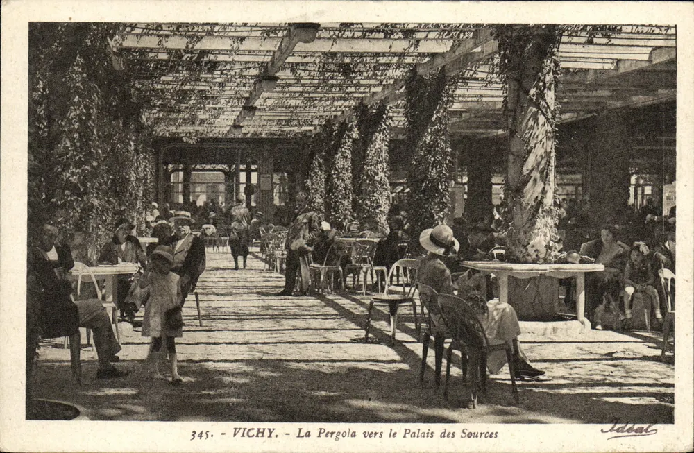 Vichy — La Pergola hacia el Palacio de las Fuentes — Ideal, n.º 345 - Anverso