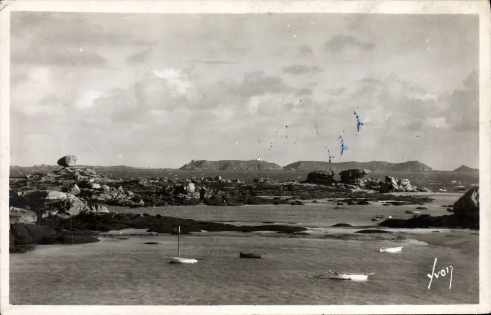 O porto de TREGASTEL (C.-du-N.) — vista marítima com rochedos e barcos — editor Les éditions d'Art 'YVON', Paris - Frente
