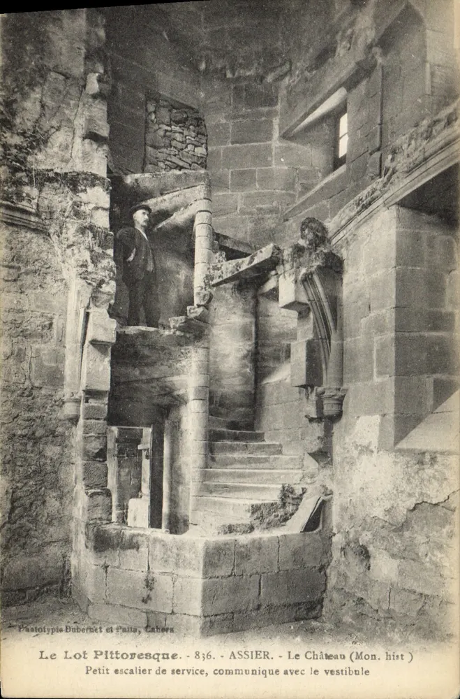 Assier - Das Schloss (Mon. hist.) - Kleiner Diensttreppenabschnitt, der zum Vestibül führt — Pastolypie Dubernet et Pailta, n° 836 - Vorderseite