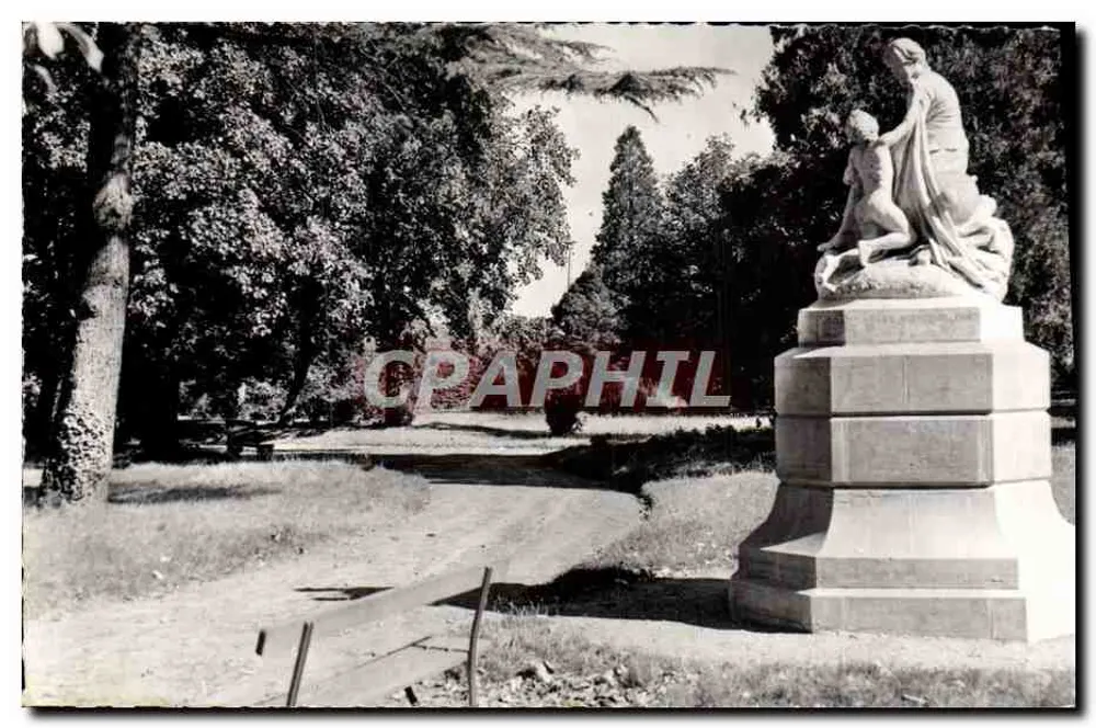 Estátua nos Jardins de Aubigny-sur-Nère — editor Les Éditions Nivernaises - Frente