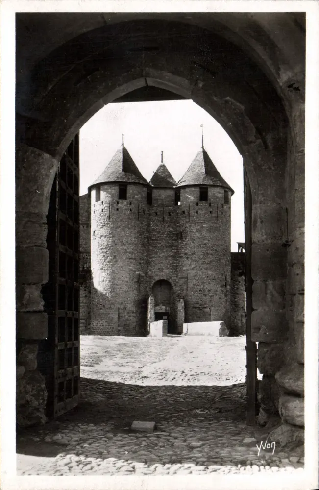 Carcassonne — Eingang zum Schloss, die Barbacane — Yvon - Vorderseite