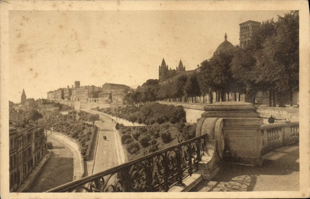 Vista de Toulouse — Praça do Capitólio e a catedral — editor não visível - Frente