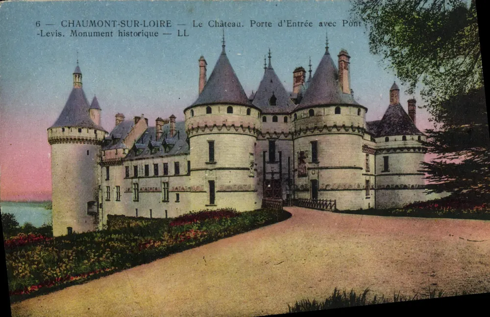 Chaumont-sur-Loire — Das Schloss. Eingangstor mit Brücke — LL - Vorderseite