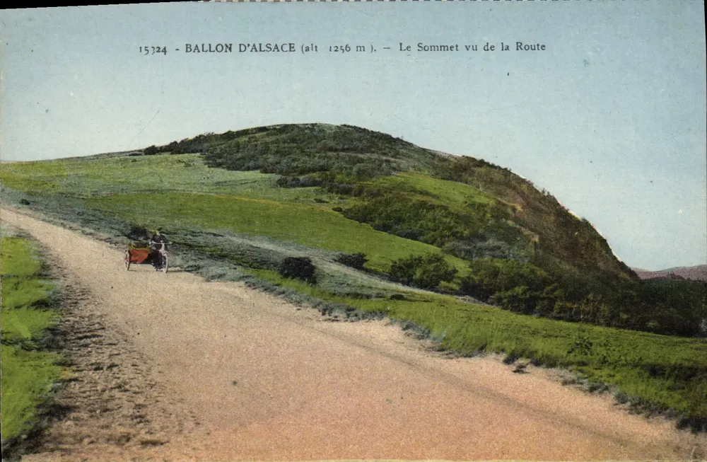 Balão da Alsácia (alt 1256 m) — O Cume visto da Estrada — Editor: Caries "A Coruja", Strasbourg - Frente