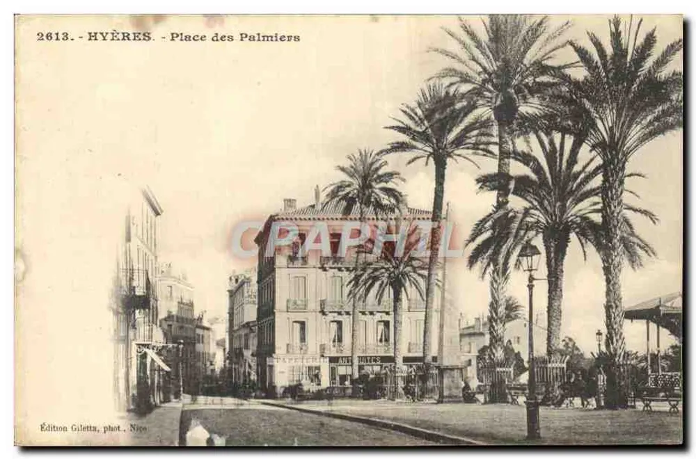 Hyères - Place des Palmiers — vue de la place avec palmiers et bâtiments, édition Giletta, phot. Nico - Frente