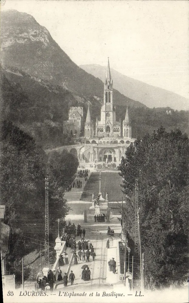 Lourdes — A Esplanada e a Basílica — LL. — N° 35 - Frente