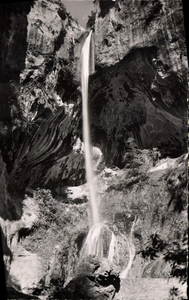 As Gorges do Lobo — Cachoeira de Courmes — Gilletta & Cie, Editor - Frente