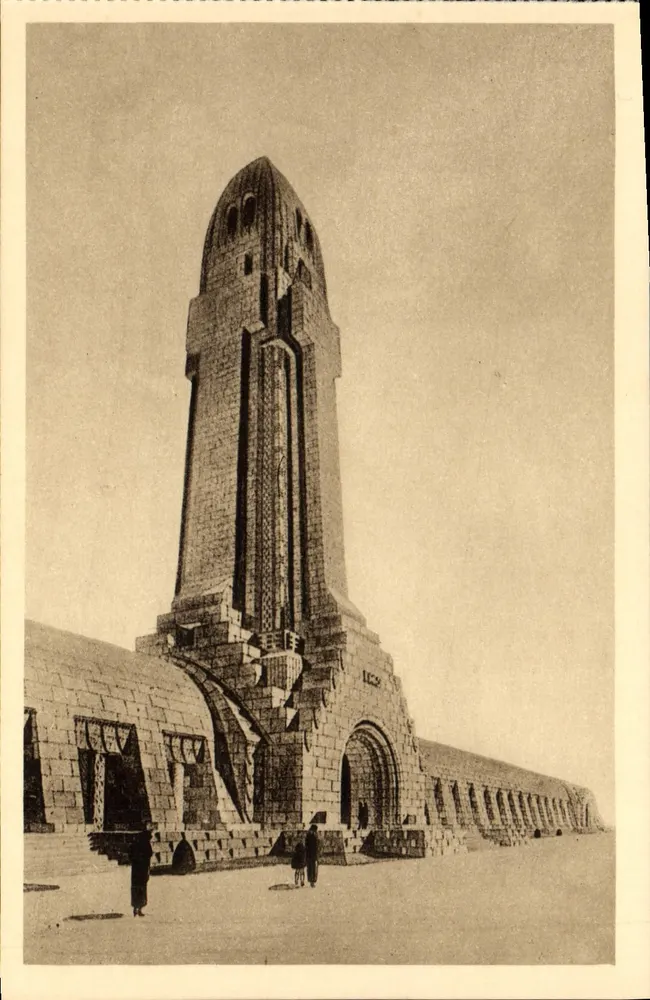 Ossuaire und Leuchtturm von Douaumont — Léon Azéma, Max Edrei und Jacques Hardy, Architekten — Hélio-Lorraine, Nancy - Vorderseite