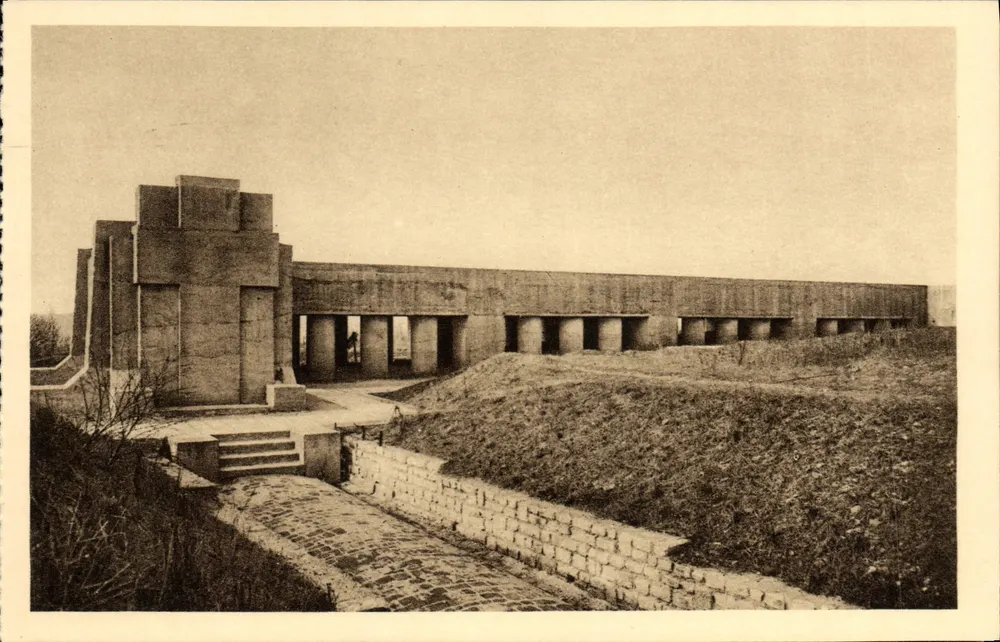 Monument der Baionetten-Schützengraben — A. Ventre, Architekt — Ossuaire de Douaumont - Vorderseite