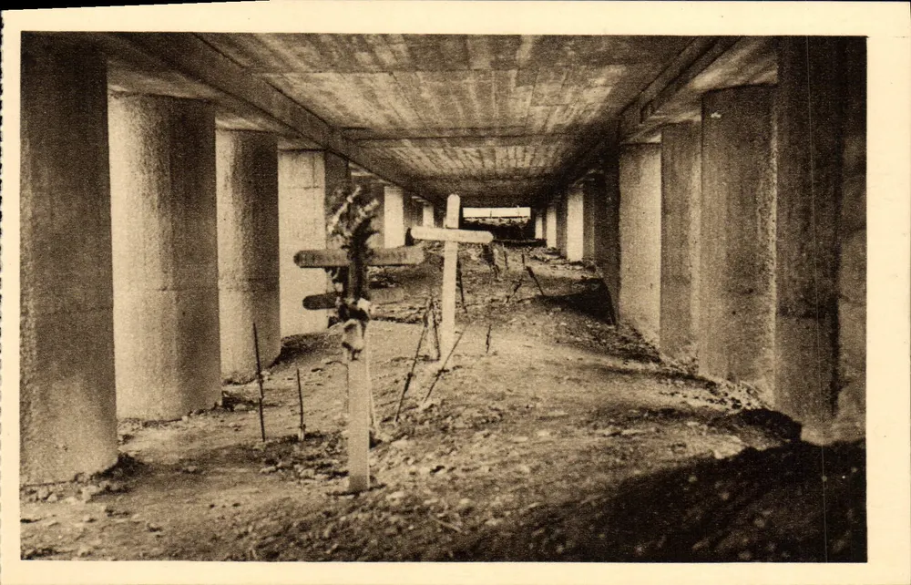 Monument der Bayonet-Trench — Ossuar von Douaumont — (A. Ventre, Architekt) - Vorderseite
