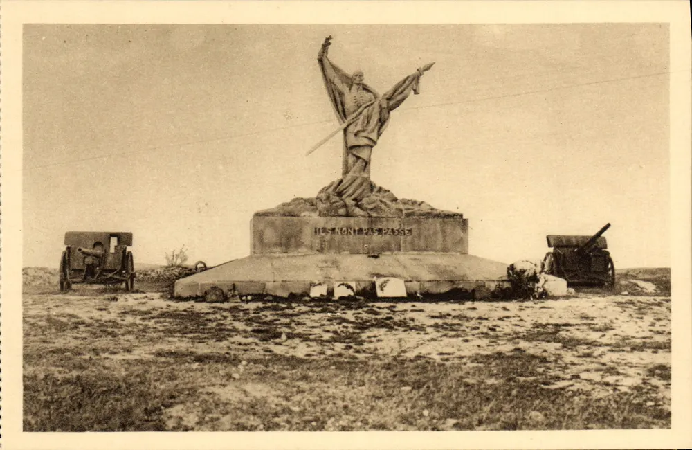 Gedenkstein für die Toten der 69. Division — Plateau du Mort-Homme — Ossuaire de Douaumont - Vorderseite