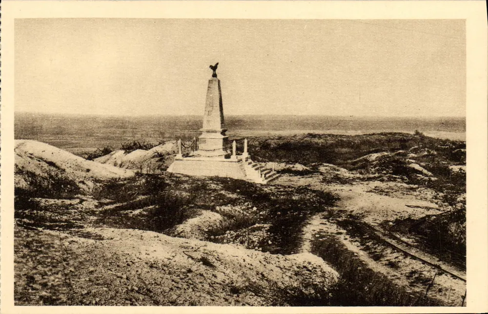 Les Éparges — Wysoki pomnik na szczycie Eperon dla 12. Dywizji i ich Braci w Broni — Ossuaire de Douaumont - Awers