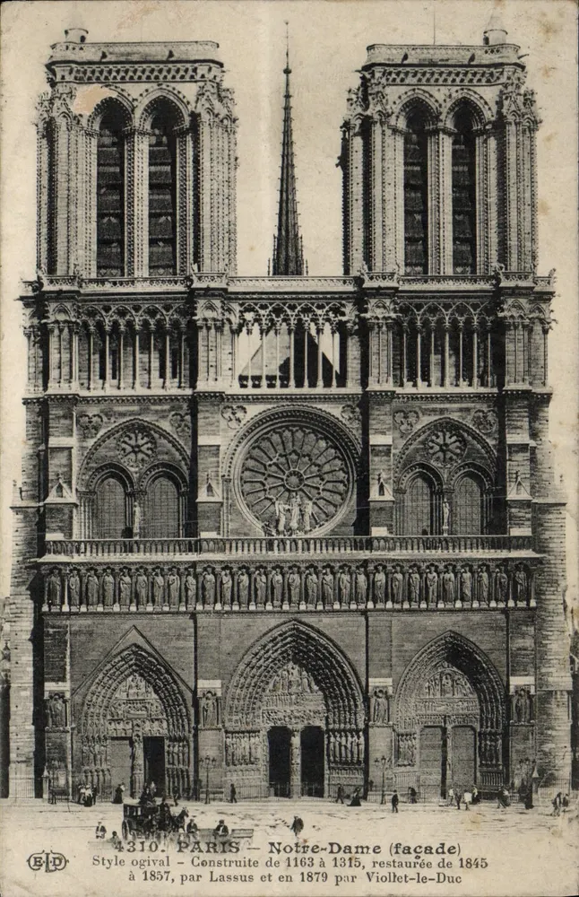 Paris - Notre-Dame (fachada) — Estilo ogival, construída de 1163 a 1315, restaurada de 1845 a 1879 por Viollet-le-Duc — Editor E.P.D., n° 4310 - Frente