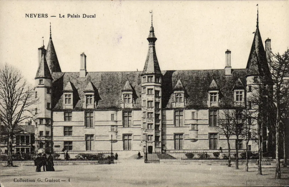 Nevers — O Palácio Ducal — Coleção G. Guérot — n°4 - Frente