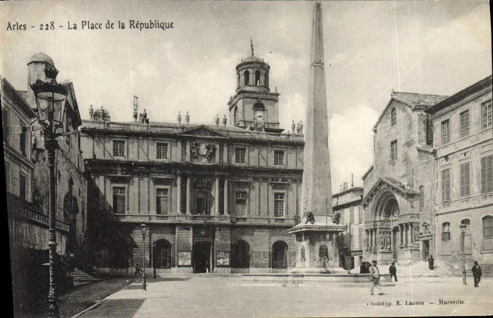 Arles - A Praça da República — fototipia E. Lacour — Marselha - Frente