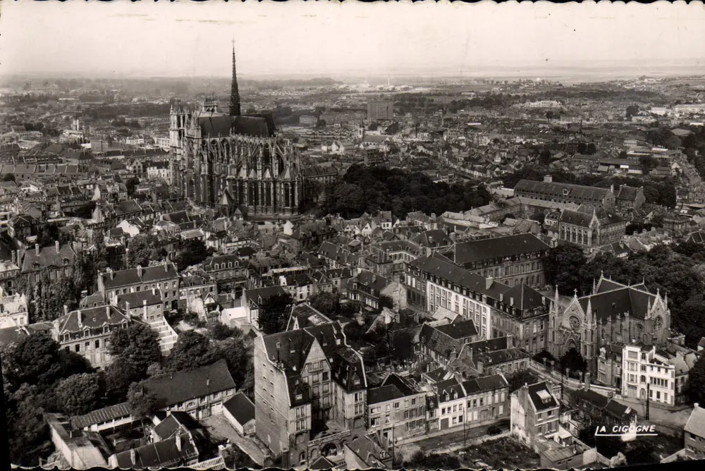 Amiens (Somme) — Vista geral, lado da catedral — La Cigogne - Frente