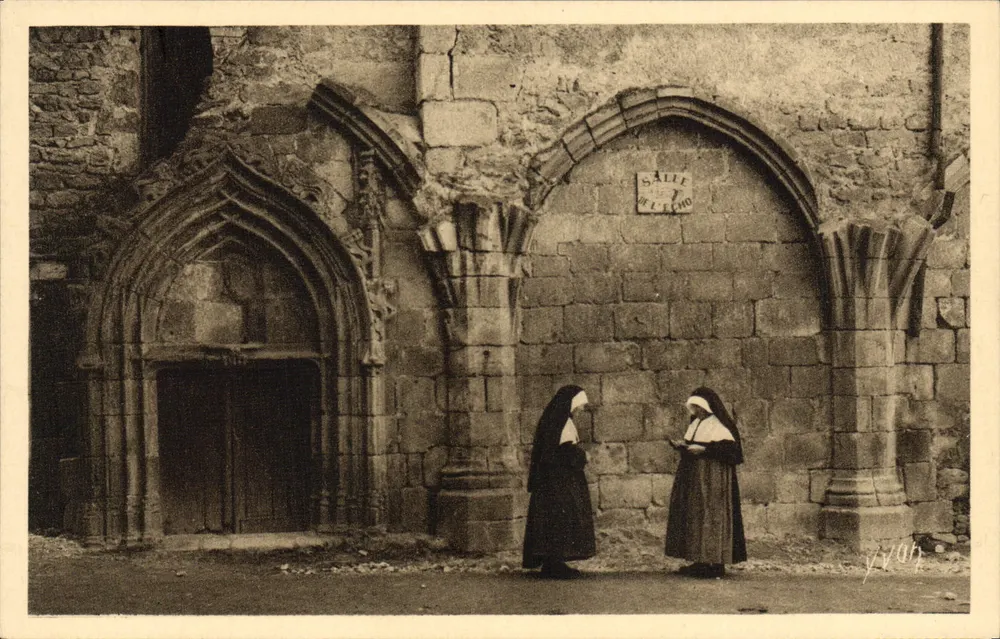La Chaise-Dieu — Tor zur Zeit des 15. Jahrhunderts im Klosterhof — Künstleredition Yvon, Paris - Vorderseite