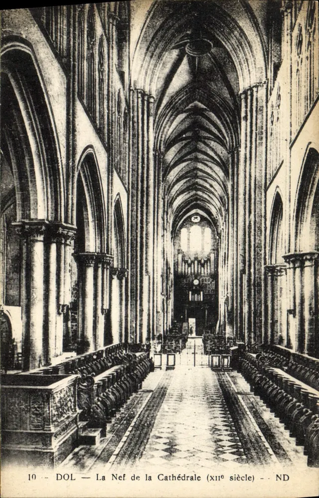 Dol — A Nave da Catedral (século xii) — ND - Frente