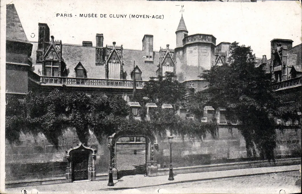 Paris - Museu de Cluny (Idade Média) — editor desconhecido, número de série não visível - Frente