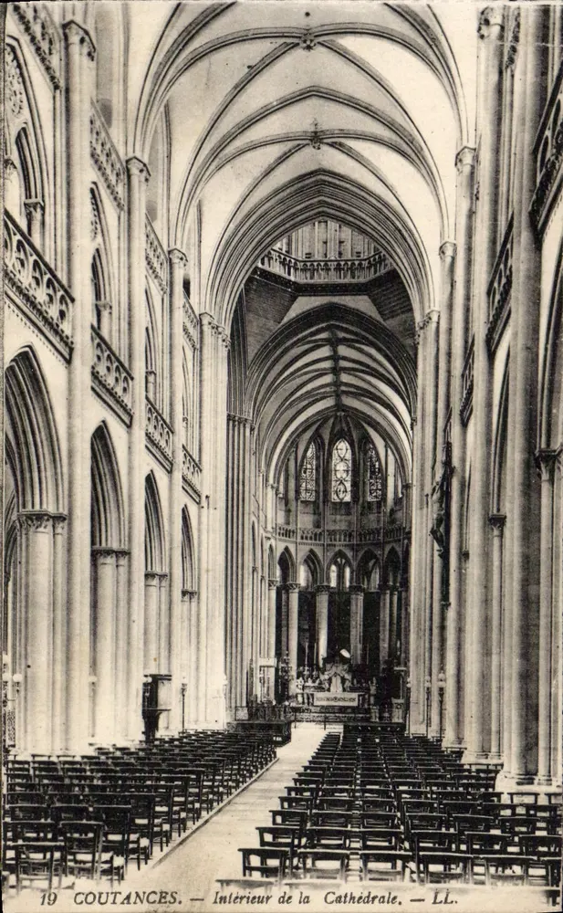 Coutances — Interior da Catedral — LL. - Frente