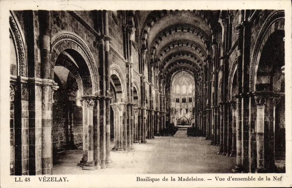 Basilique de la Madeleine — Übersicht der Kirchenschiff — Vézelay - Vorderseite