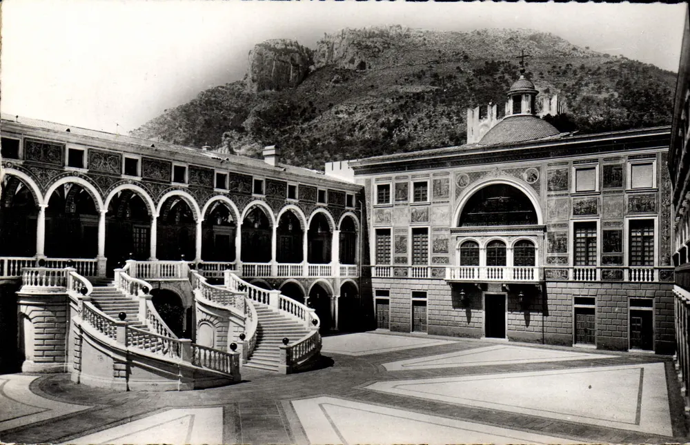 Palast von H.H. dem Prinzen von Monaco — Cour d'Honneur: Der Große Treppenaufgang und Galerie von Hercules — Edition Monaco - Vorderseite