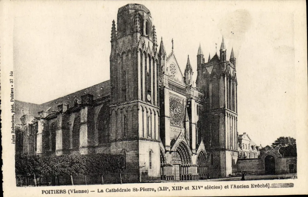 Poitiers (Vienne) — Die Kathedrale St-Pierre (12. bis 14. Jahrhundert) und das Alte Bischofsschloss - Vorderseite