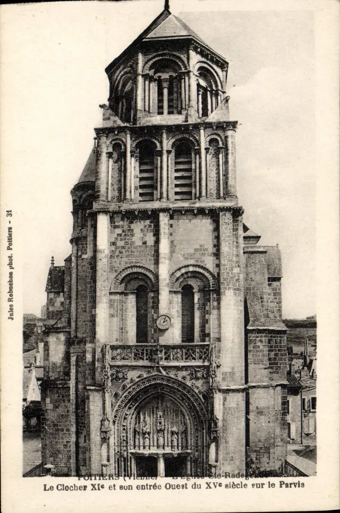 Poitiers (Vienne) — O campanário do século XI e sua entrada ocidental do século XV no Parvis — Jules Robehon fot. Poitiers - 31 - Frente