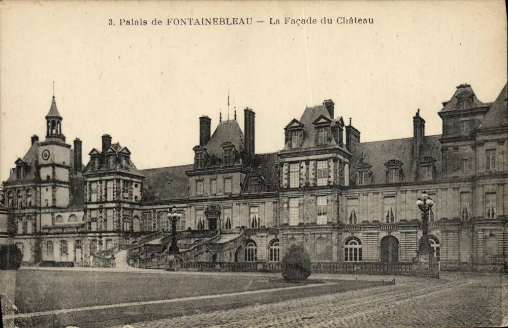 Schloss FONTAINEBLEAU — Die Fassade des Schlosses — n°03 - Vorderseite