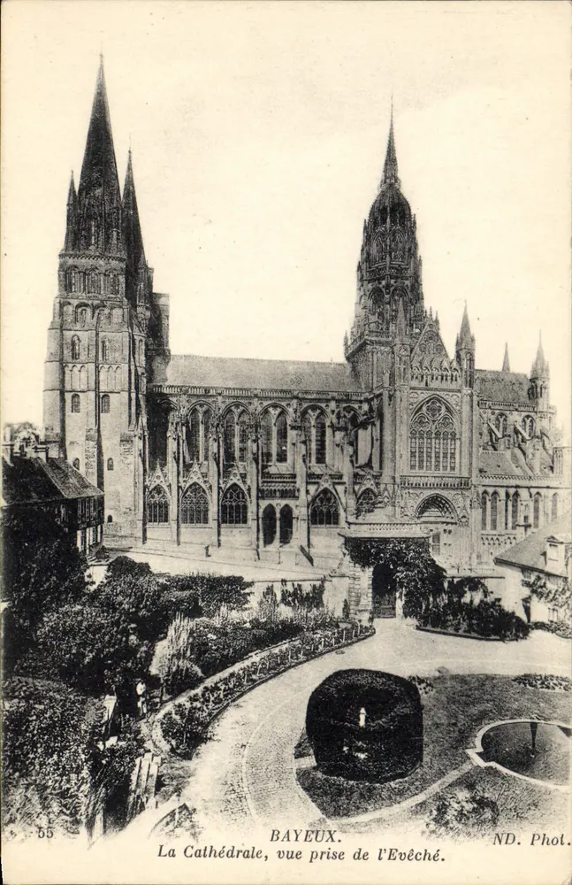 Bayeux — Die Kathedrale, Ansicht vom Bischofssitz — ND. Phot. - Vorderseite