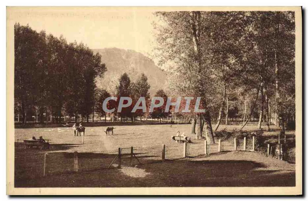 Um canto do parque — Vic-sur-Cère — Lévy e Neurdein, Paris - Frente