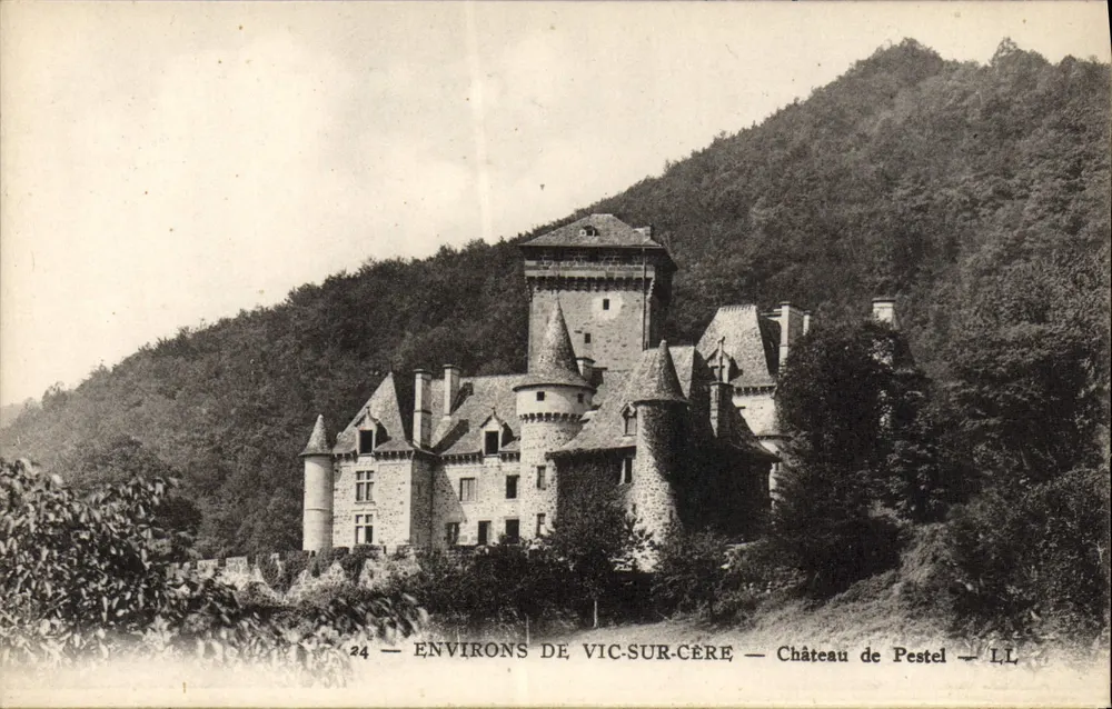 Castillo de Pestel — Alrededores de Vic-sur-Cère — LL - Anverso