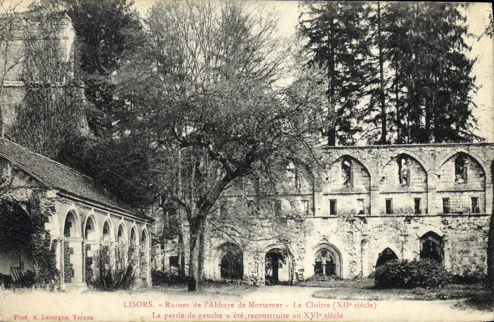 Lisours — Ruïnes van de Abdij van Mortemer — Het Klooster (12e eeuw) — Foto A. Lavergne, Vernon - Voorkant