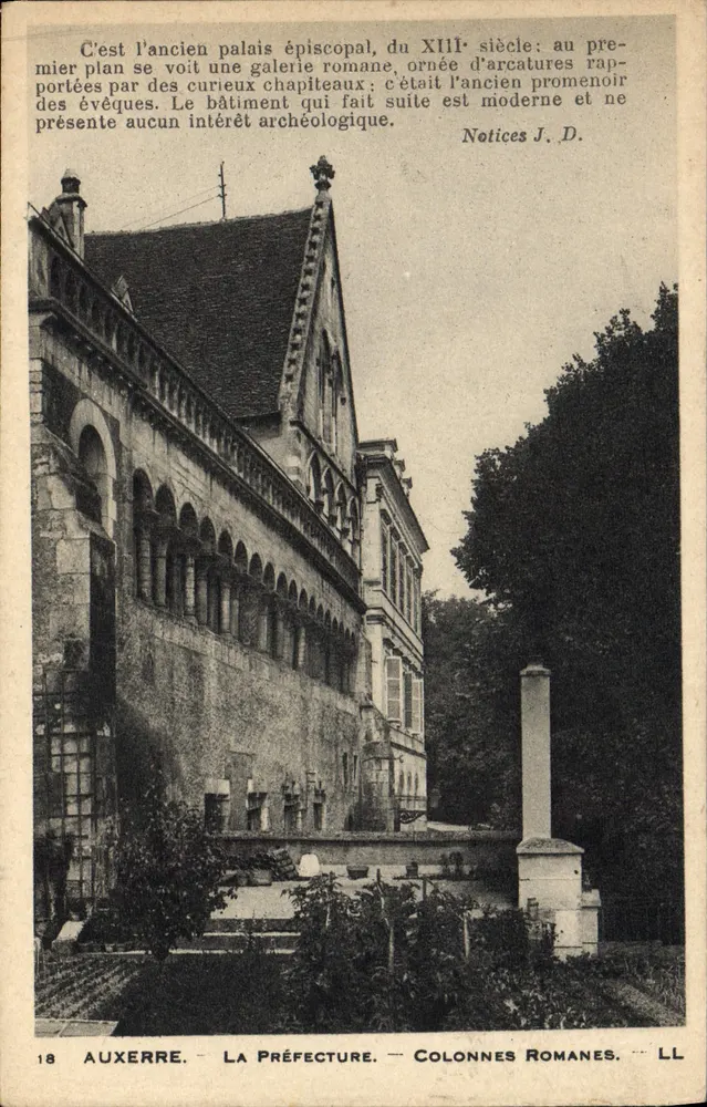 Auxerre — A Prefeitura — Colunas Romanas — Notas J.D. - Frente