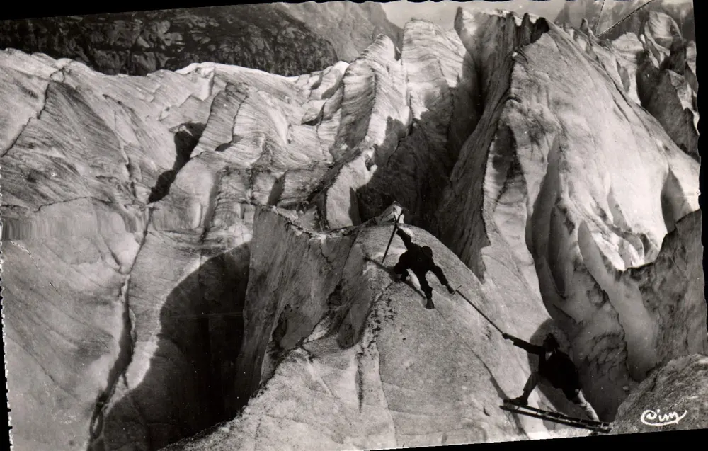 Chamonix (Haute-Savoie) — A Mer de Glace (Alt. 1913 m.) — Passagem de crevasses — Coll. Barbeby, Hôtel Combier - Frente